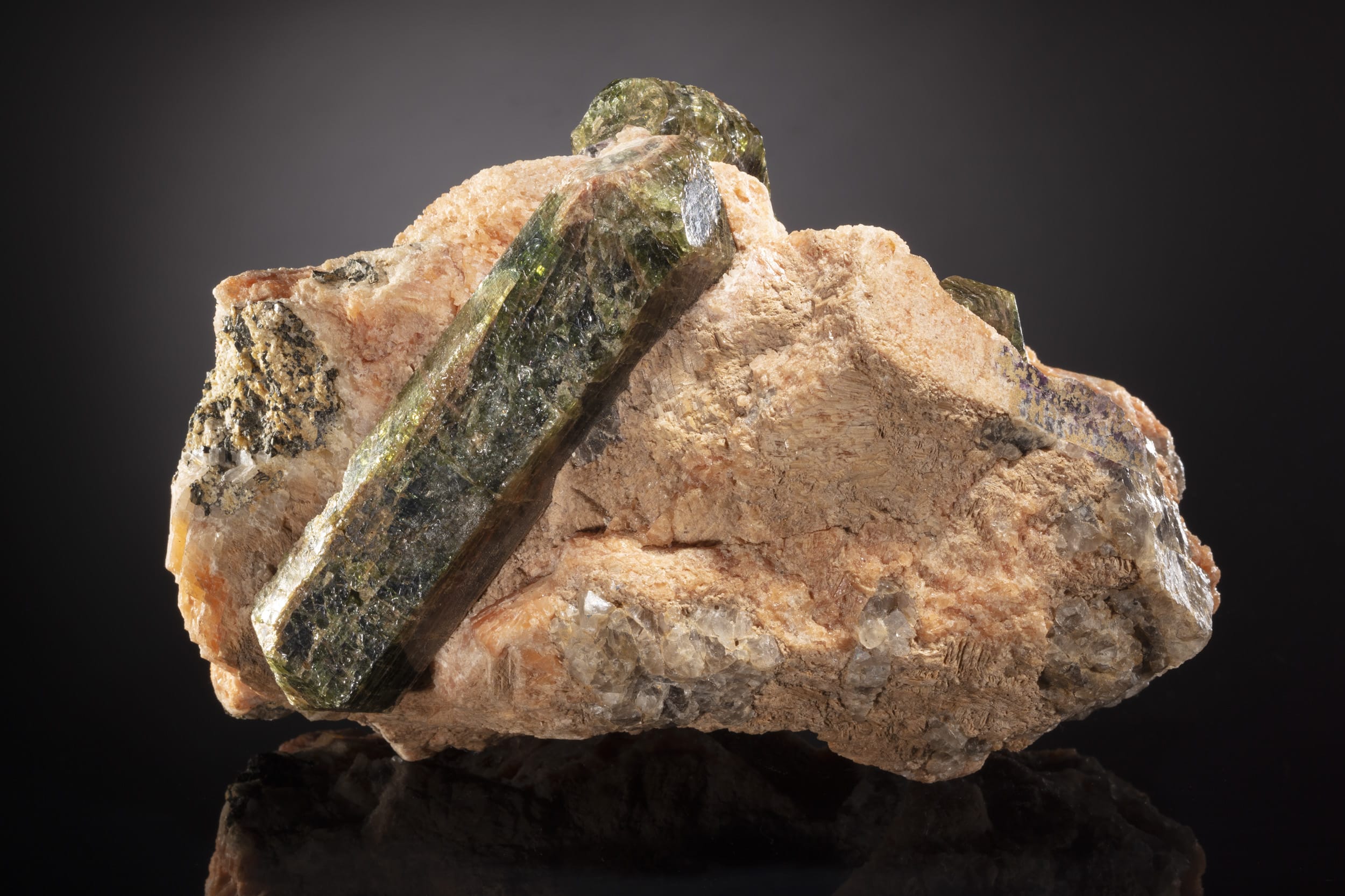 Apatite-3d-5009 Spécimen d'apatite de 19 cm aux prismes hexagonaux vert jaune translucides aux faces striées longitudinalement, provenant du Québec, Canada