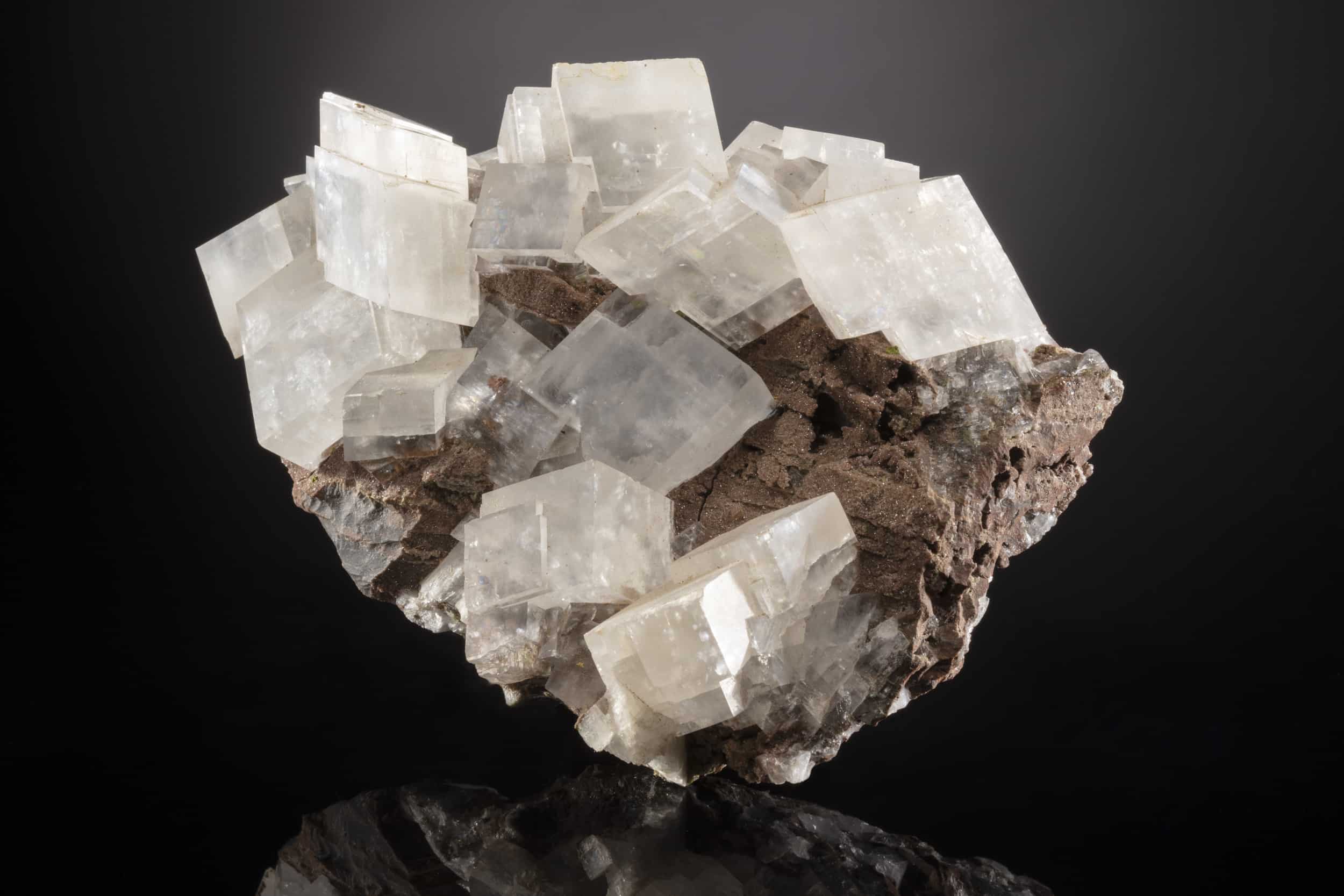 Calcite-375-4915 Spécimen de calcite de 14 cm aux cristaux rhomboédriques translucides blanc laiteux aux faces clivées bien planes, provenant de Tsuneb, Namibie
