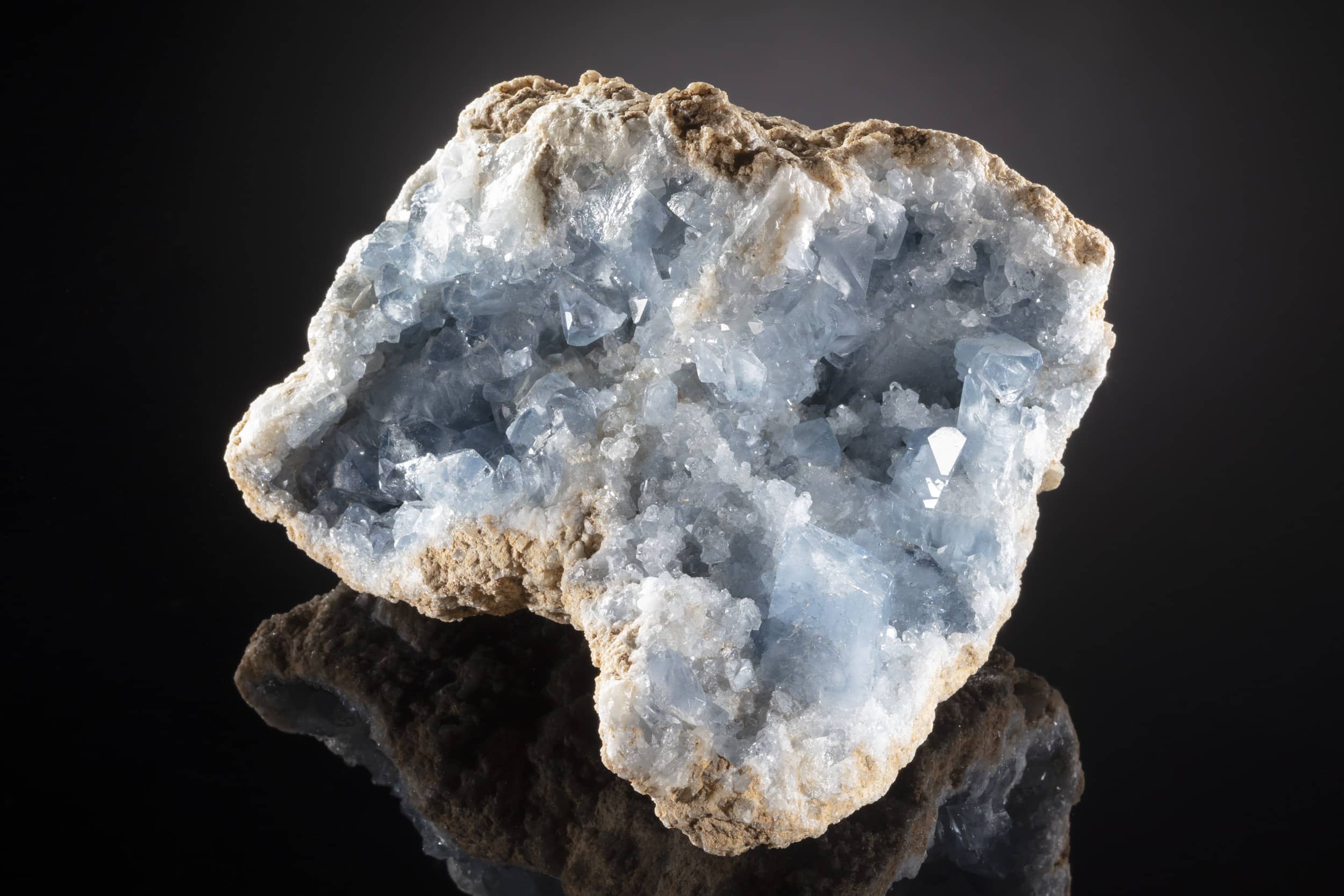 Celestine Geode-4984 Géode de célestine de 17 cm révélant une cavité tapissée de cristaux prismatiques bleu ciel pâle translucides aux pointes bien définies, provenant de Madagascar