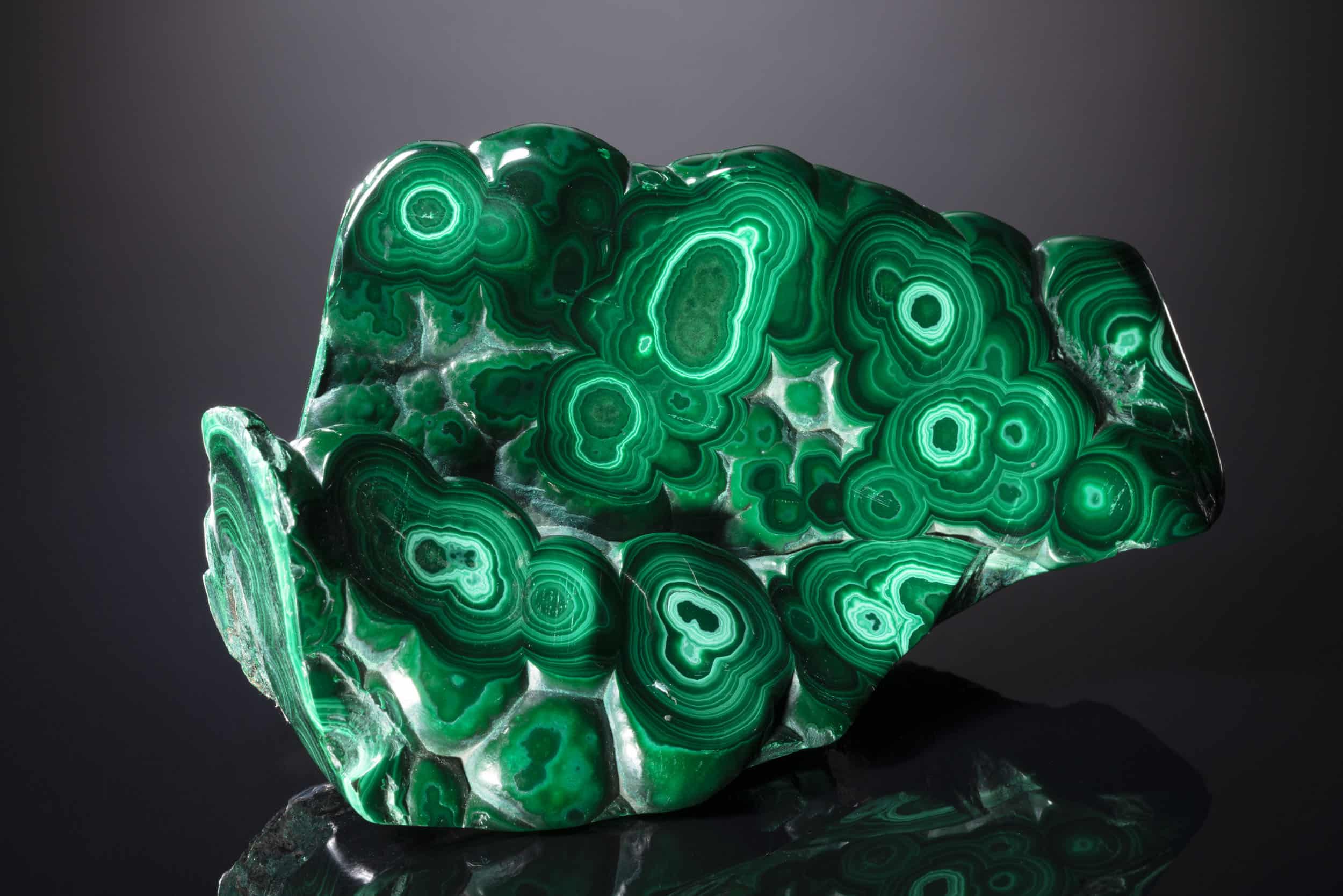 Malachite-4567 Spécimen de malachite de 14,5 cm formant des encroûtements et masses botryoïdales vert vif à vert foncé aux bandes concentriques caractéristiques, provenant de l'Arizona, États-Unis