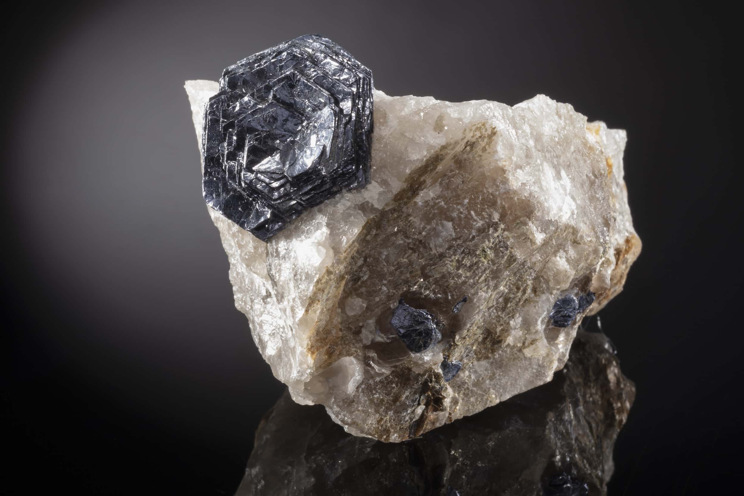 Molybdite-9-8-4907 Spécimen de molybdénite de 3,5 cm aux feuillets métalliques gris bleuté très souples et brillants