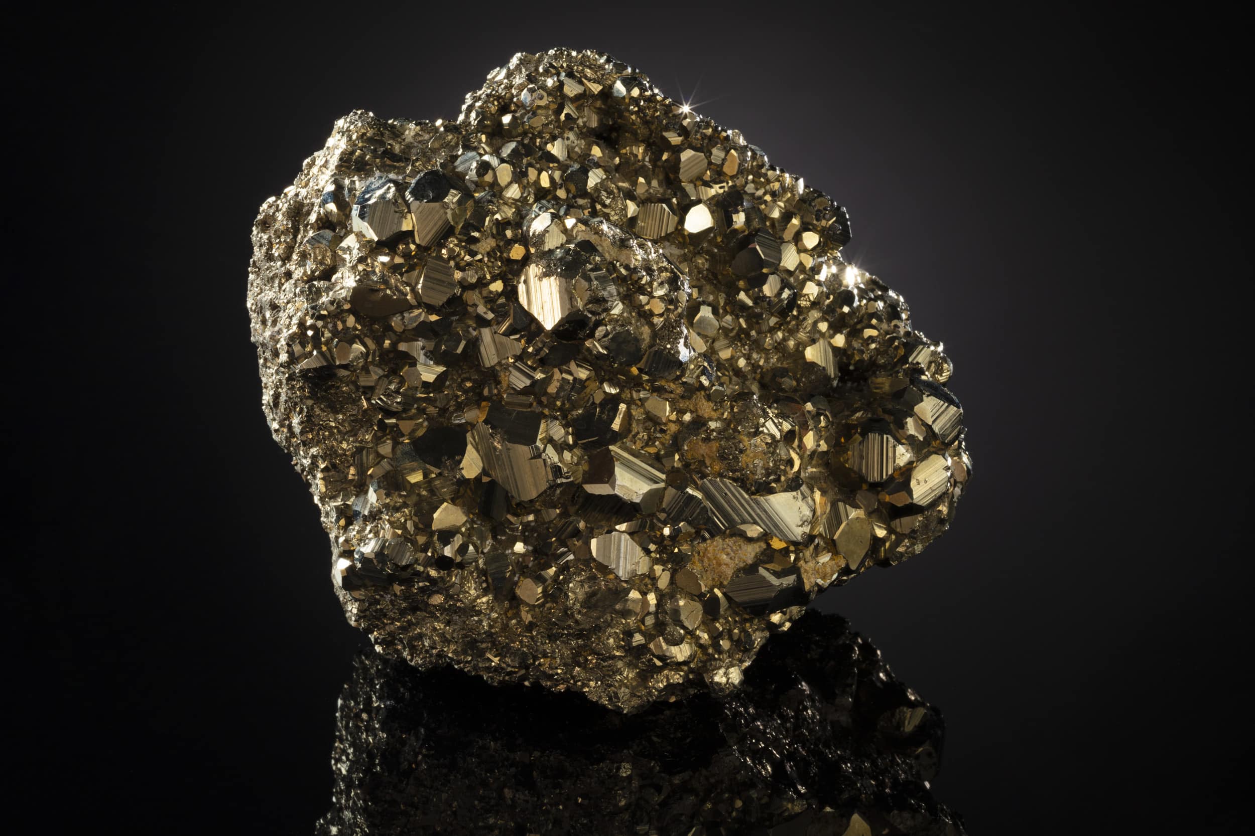 Pirite-176-5401 Spécimen de pyrite de 14,5 cm aux cristaux cubiques jaune doré métallique aux faces lisses et brillantes, surnommée or des fous, provenant de l'Utah, États-Unis