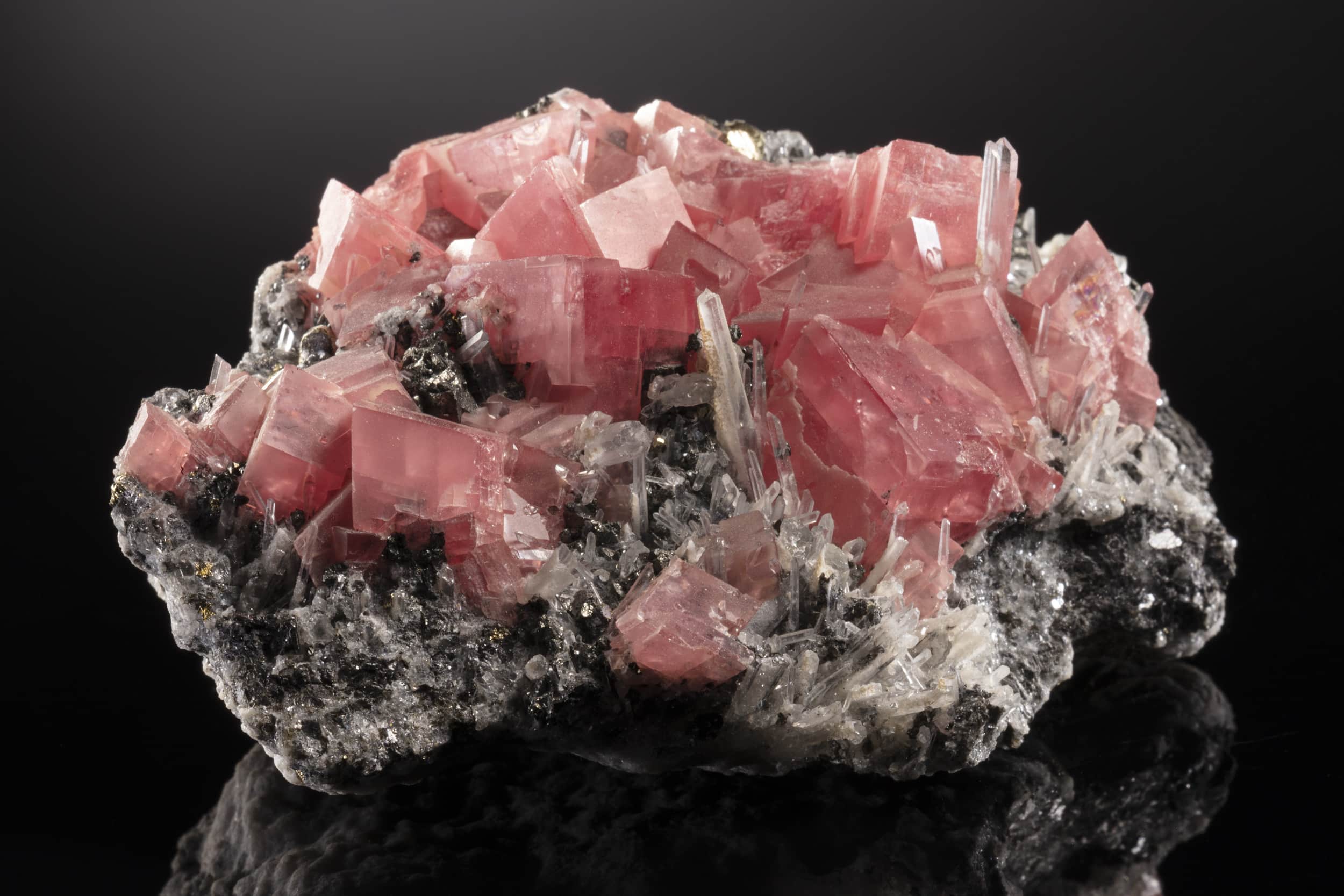 Rhodothrosite-5167 Spécimen de rhodochrosite de 8,5 cm aux cristaux rhomboédriques rose vif à rouge, aux faces lisses et brillantes, provenant du Colorado, États-Unis