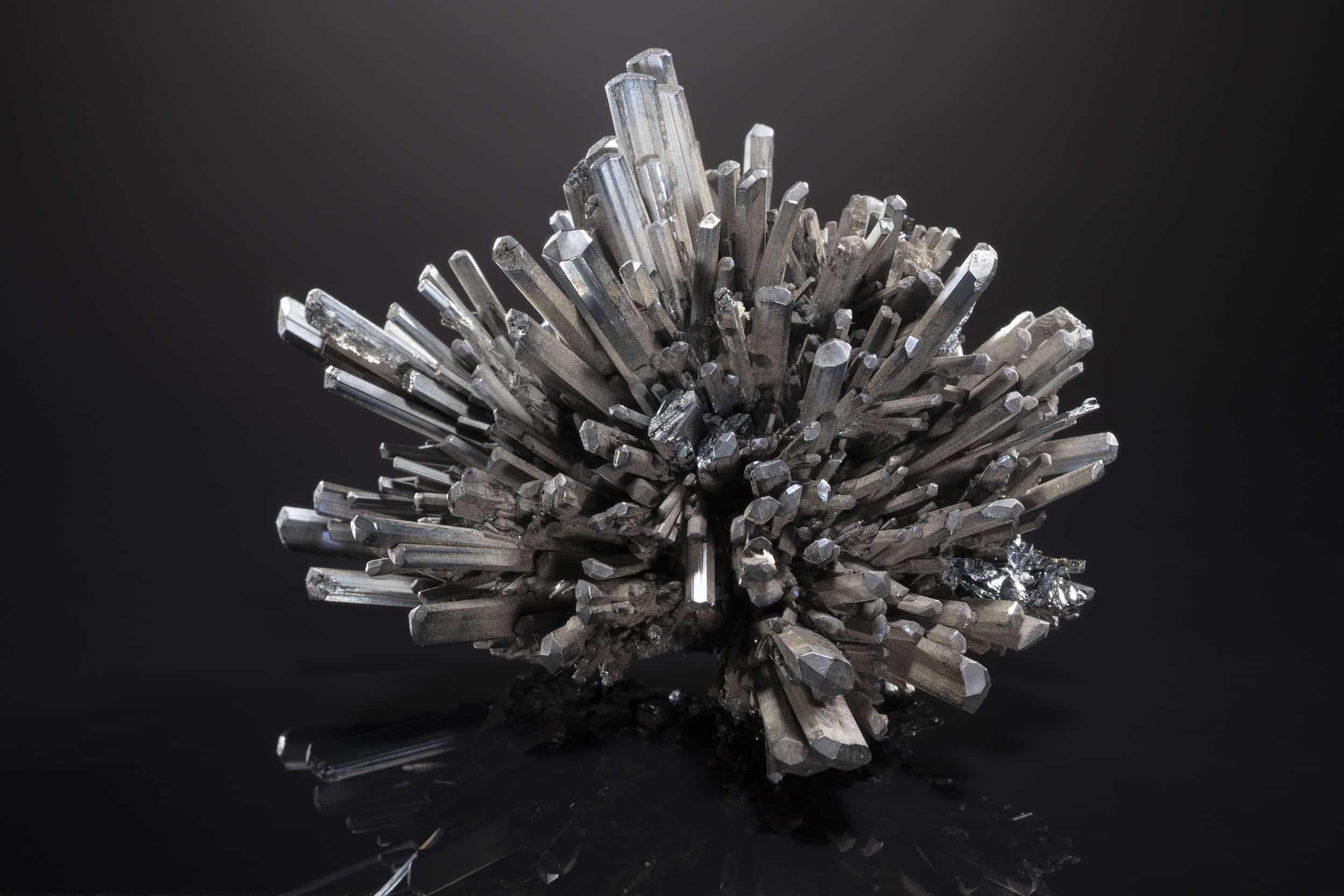 Stibnite-63-4643 Spécimen de stibnite de 9 cm formant une gerbe de cristaux gris métallique très allongés et striés, provenant de Cavnic, Roumanie