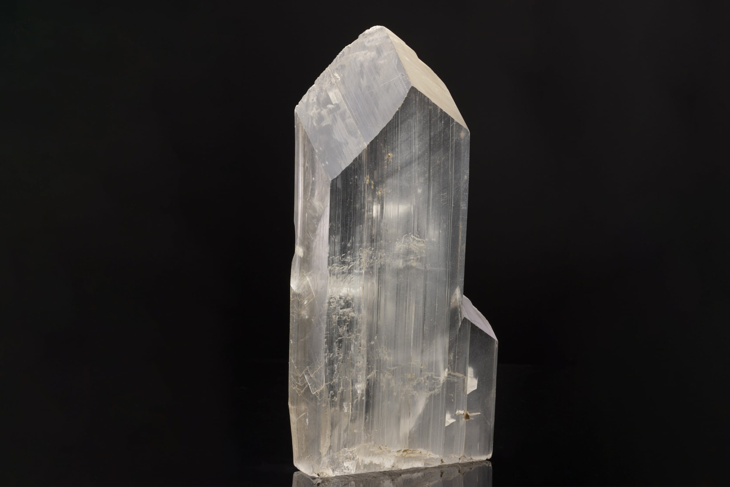Celemite Spécimen de sélénite de 29,5 cm formant de grands cristaux prismatiques translucides incolores à blanc laiteux aux clivages en lames fines caractéristiques du gypse, provenant de Roumanie