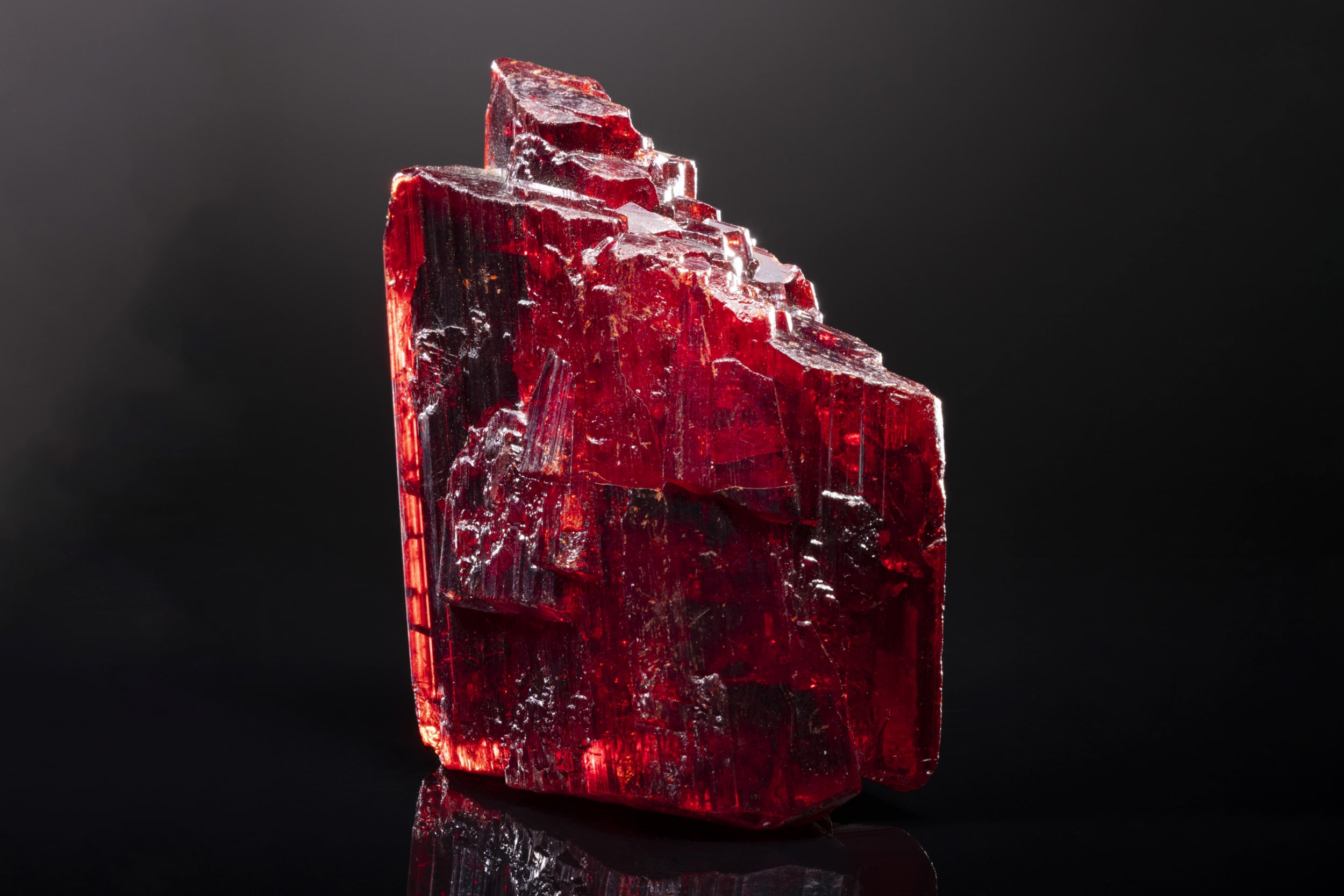 Realgar Spécimen de réalgar de 7 cm aux cristaux rouge vif translucides à surface brillante, provenant de Hunan, Chine
