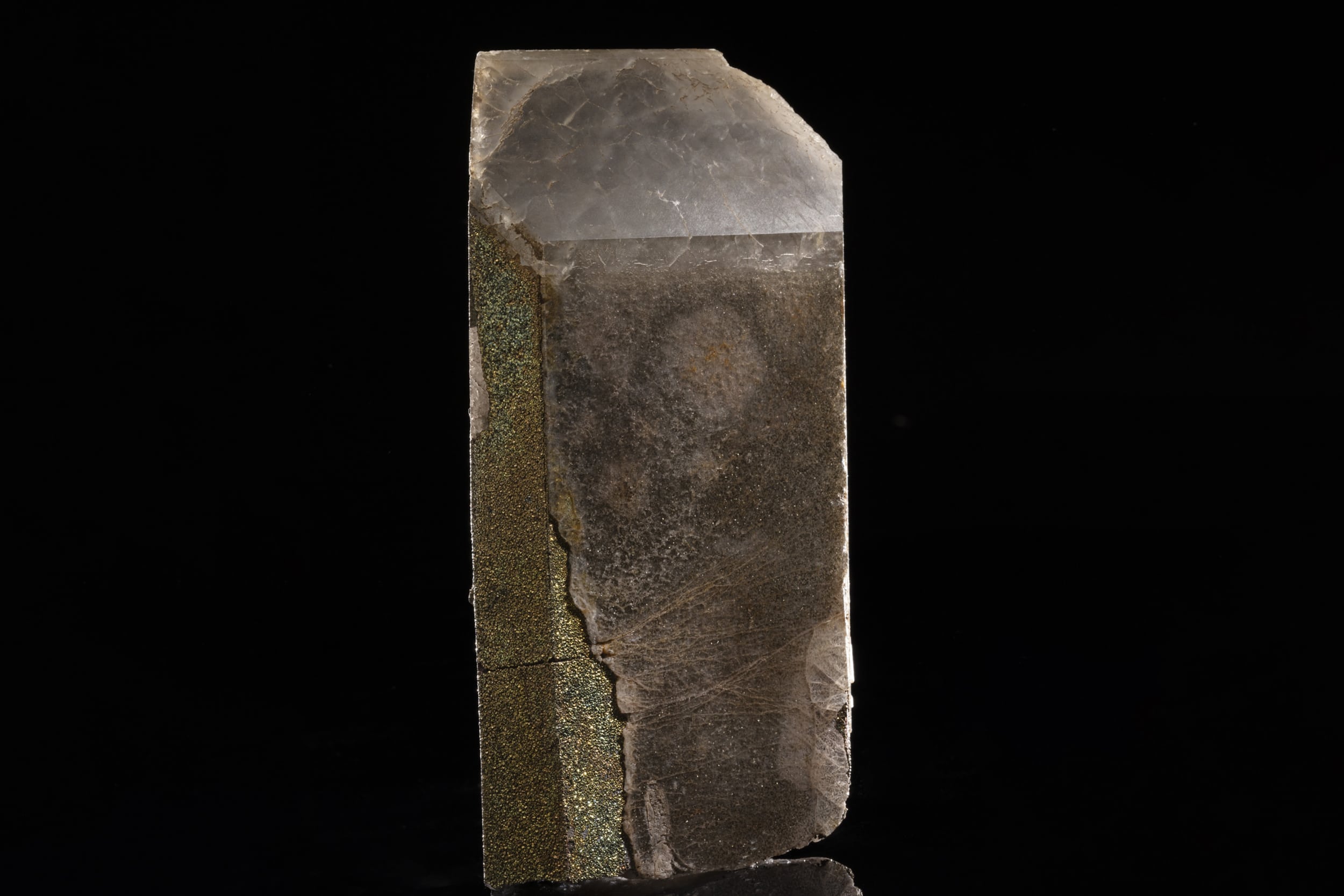 barite Spécimen de barite de 17,5 cm aux cristaux tabulaires blancs à reflets bleutés très denses et brillants aux arêtes nettes, provenant de Saint-Honoré, Québec, Canada
