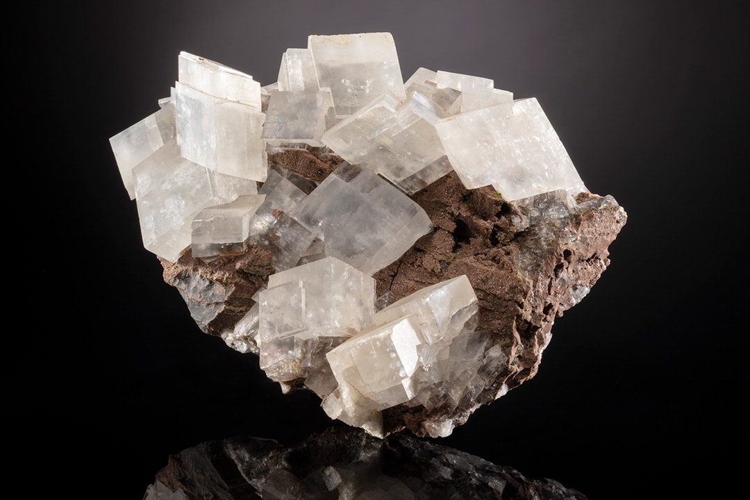 Calcite-375-4915 Spécimen de calcite aux cristaux rhomboédriques translucides blanc laiteux aux faces clivées planes caractéristiques