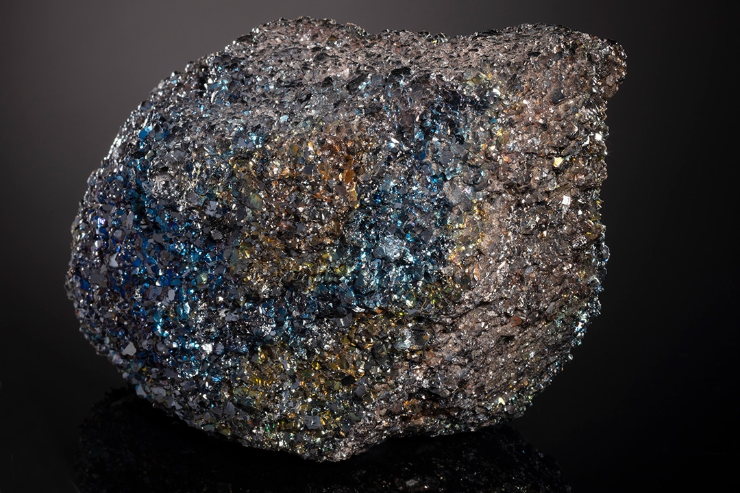 Spécimen d'hématite aux masses noires à gris métallique dont le trait sur plaque de porcelaine est rouge à brun caractéristique, contrairement à sa couleur de surface