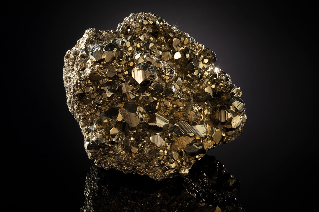 Spécimen de pyrite aux cristaux cubiques jaune doré métallique très brillants illustrant son éclat métallique caractéristique