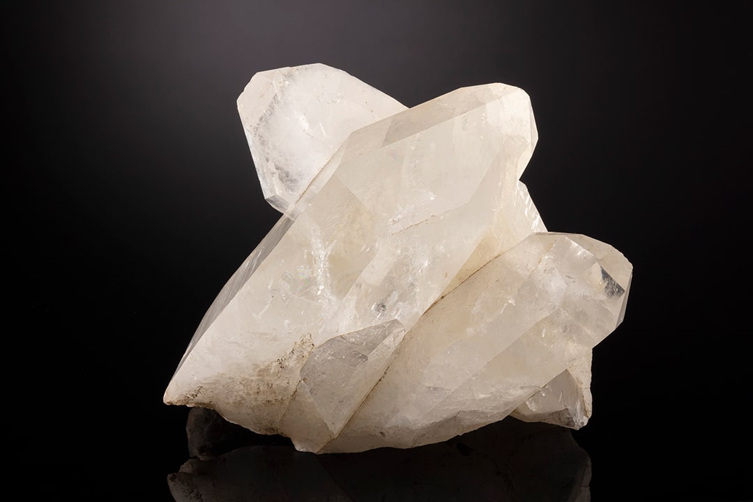 Spécimen de quartz aux cristaux hexagonaux translucides aux reflets vitreux illustrant son éclat non métallique