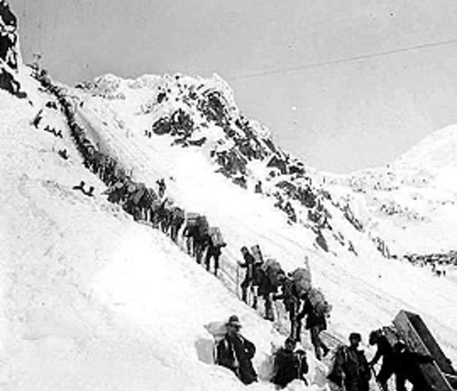 Personnes escaladant une montagne rocheuse.