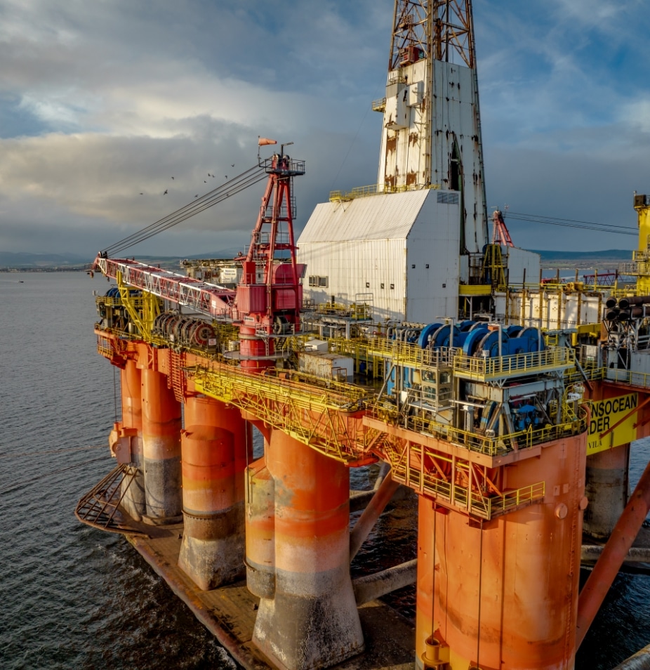 oil-and-gas-rig-and-platform-at-sea-2023-11-27-05-35-34-utc Plateforme pétrolière dans l'océan