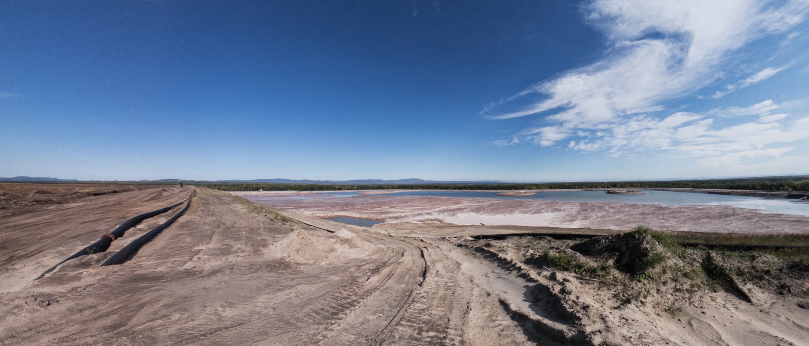 Vue aérienne extérieure des bassins de décantation des parcs à résidus de la mine Niobec à Saint-Honoré, Québec, où les boues issues du traitement du minerai sont stockées et l'eau recirculée à 72 %