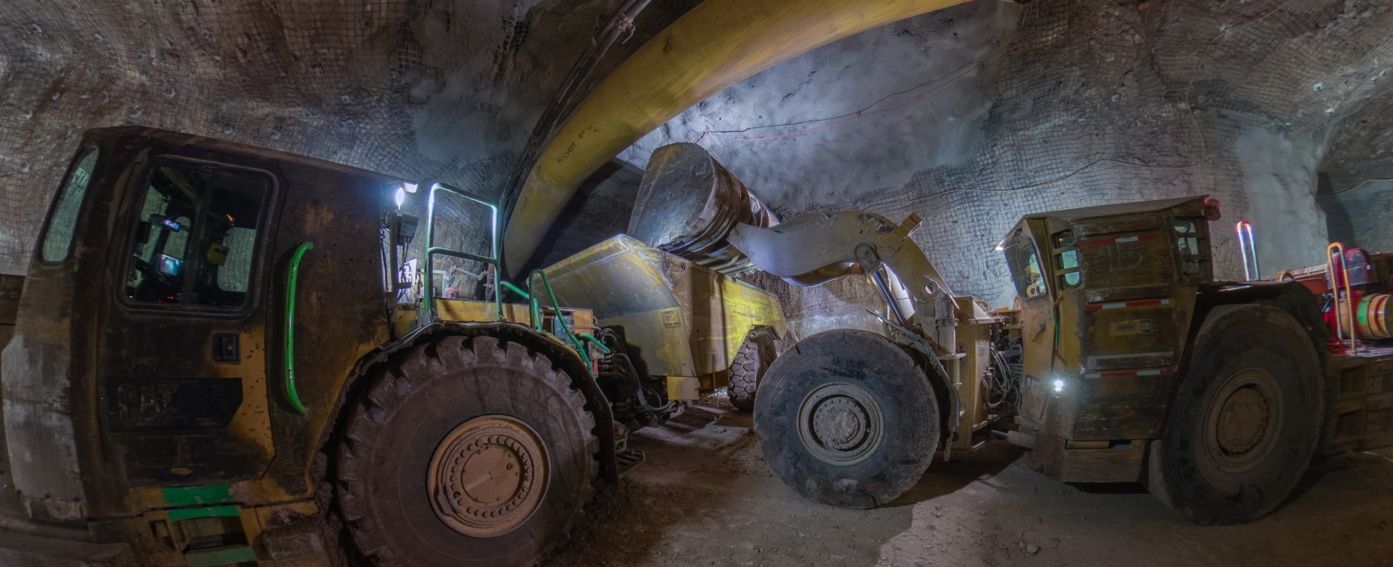 Le soutirage Chargeuse-navette déposant le minerai extrait dans un camion-benne souterrain au point de soutirage situé environ 90 mètres sous le chantier d'exploitation