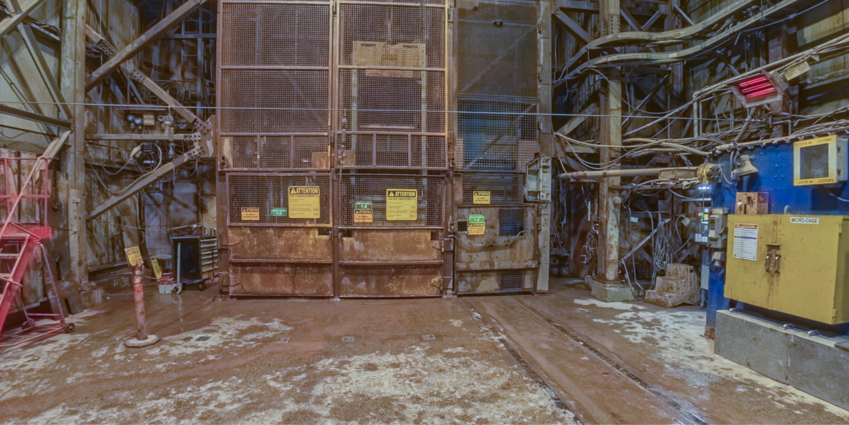 Vue intérieure de la cage, ascenseur vertical de la mine Niobec permettant aux mineurs de descendre jusqu'à 730 mètres sous la surface et de remonter le minerai extrait